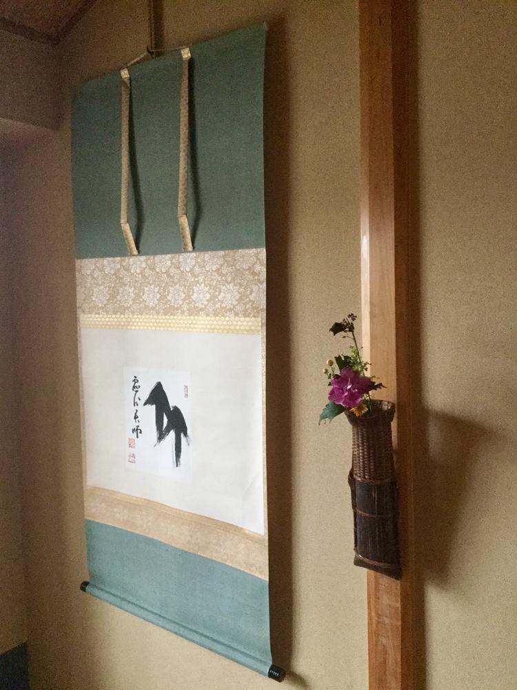 季節感のある掛け物と花。
