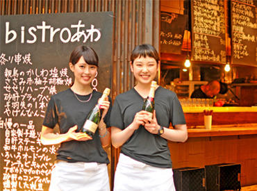スタッフは若く、活気ある店内です