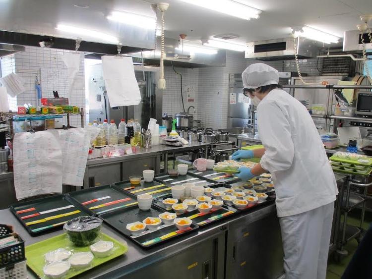 配膳作業をしている様子