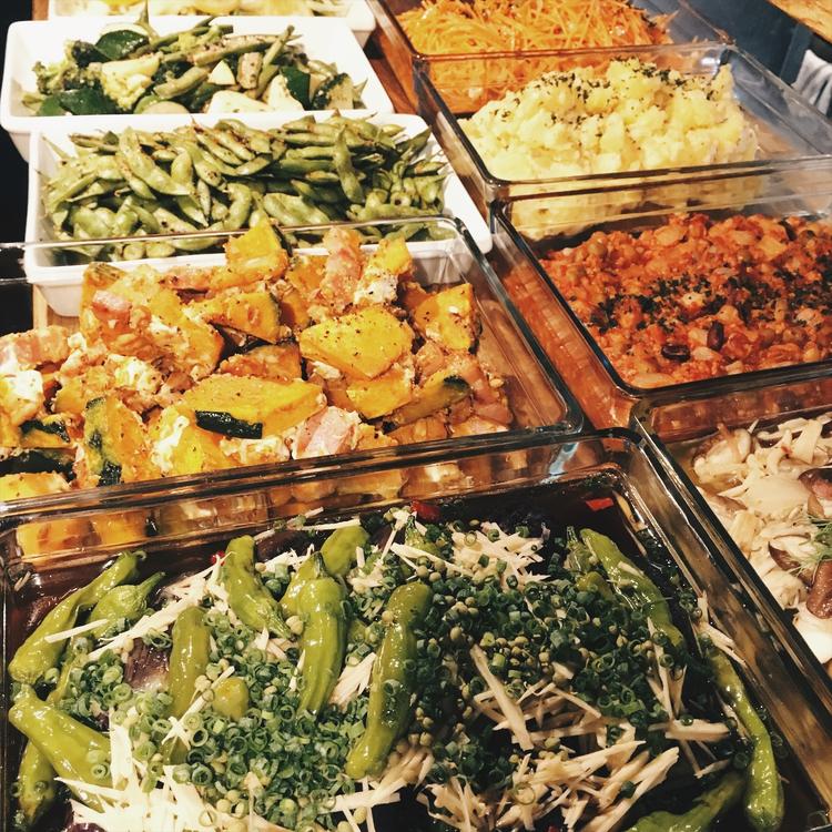 季節の野菜を使ったデリもお店で作ってます