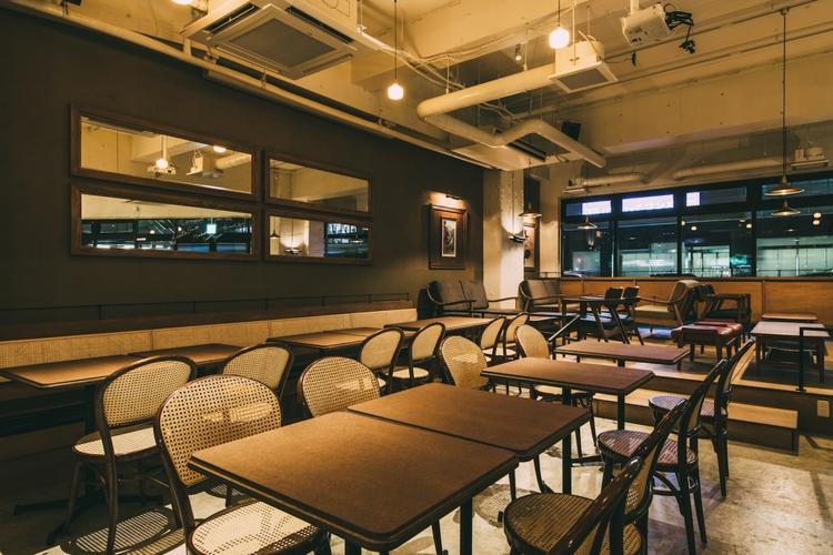 THE THREE店内