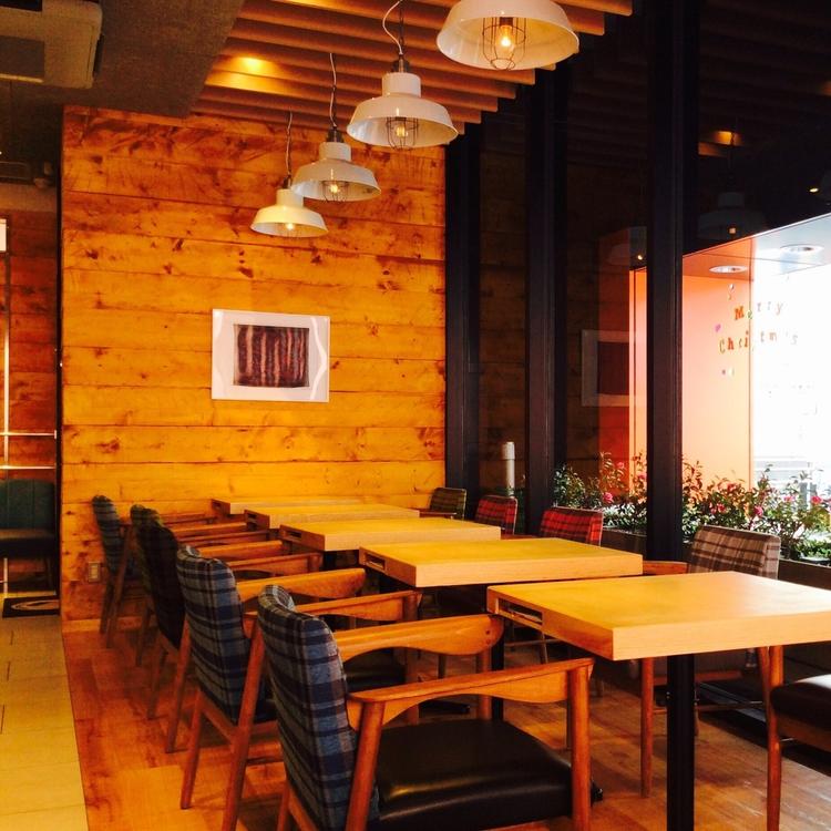 木のぬくもりのある明るい店内です