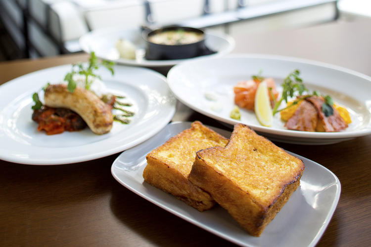 行列の絶えないフレンチトーストのブランチ