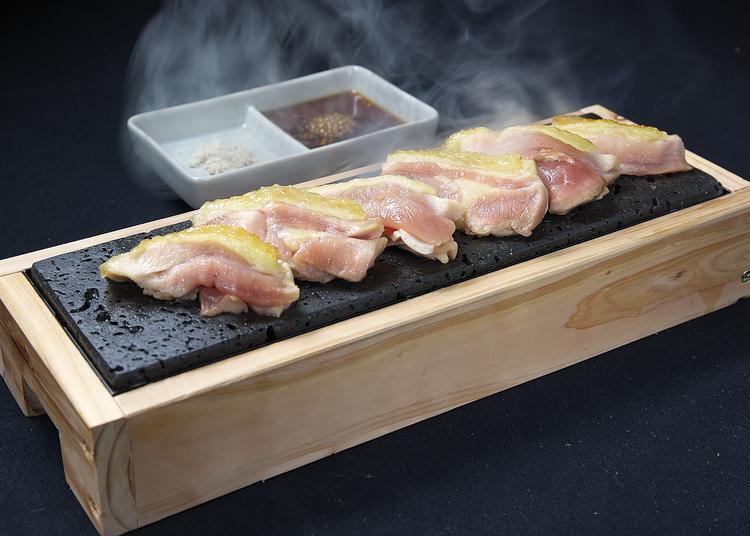 名物冠地鶏もも肉石焼きレア炙り