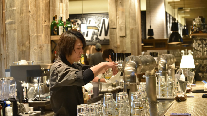 本格的なカフェメニューからクラフトビール