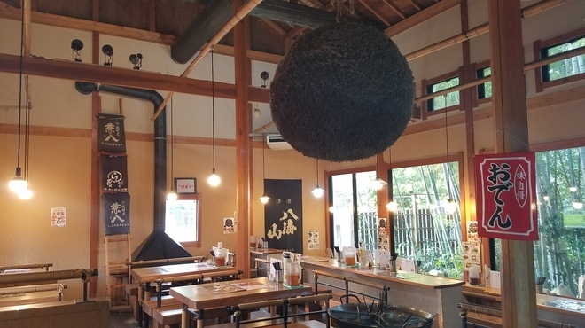 店内は蔵をイメージした落ち着いた雰囲気
