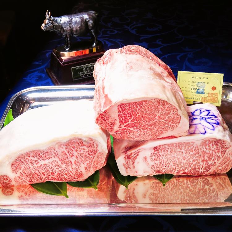 鉄板焼はテーブル席でもお食事出来ます。