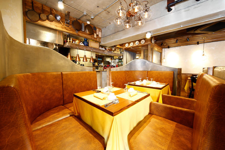 落ち着いた雰囲気で木の温もりを感じる店内