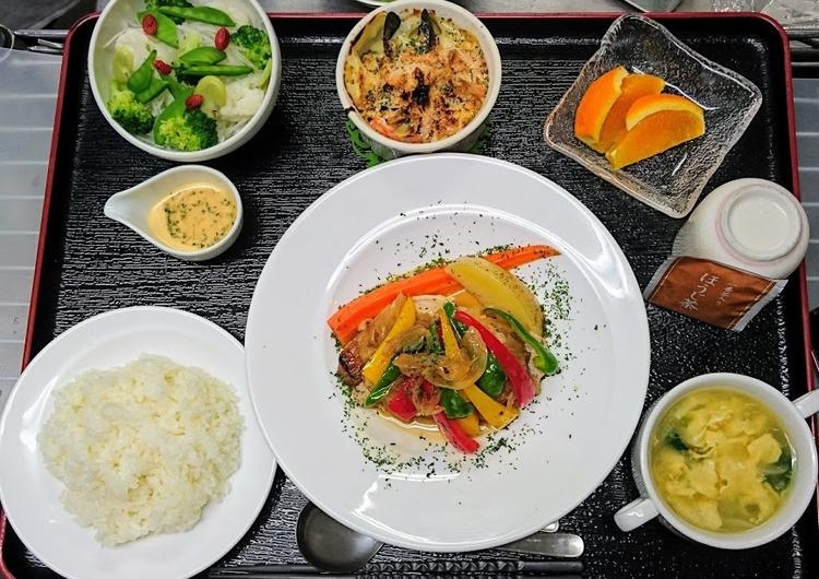 彩り野菜のポークジンジャーに豆乳グラタン