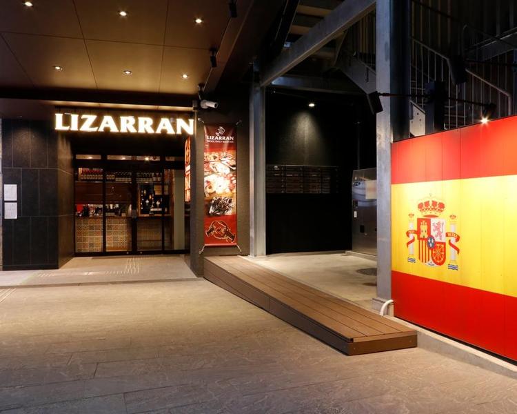 スペイン国旗が目印の広い入口です