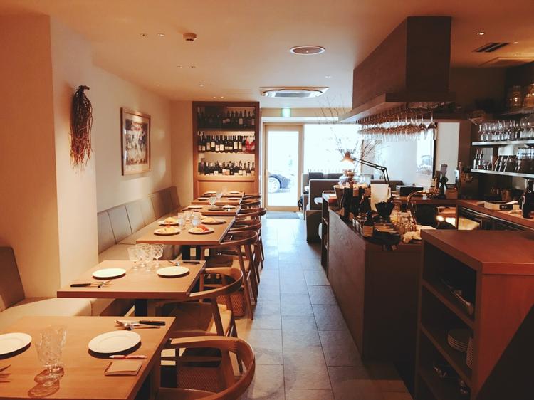 シンプルで落ち着いた店内