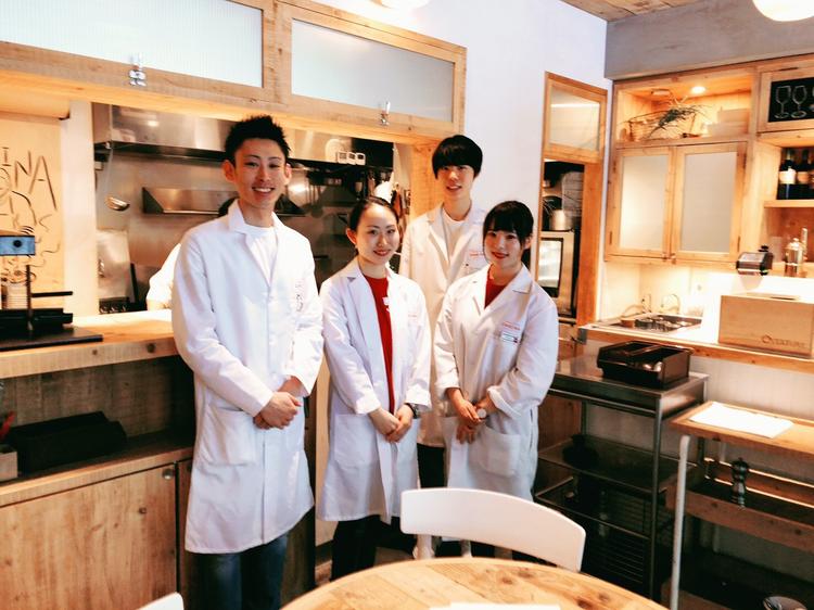 学生の方も多く働いています