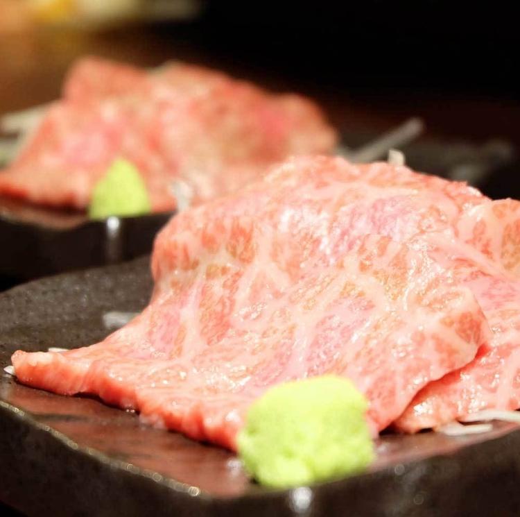 サシがきれいに入った和牛も使用