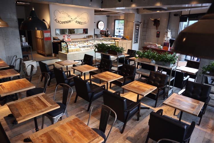 木のぬくもりを感じ、ゆっくり過ごせる店内