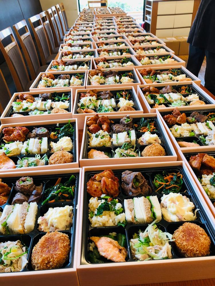 旬の食材を豊富に使用したお重弁当。