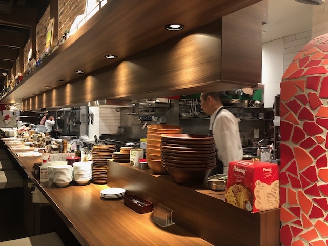 フル・オープンキッチンのお店です
