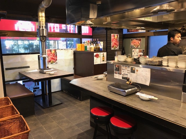 お客様の笑顔が見渡せる17席の小さなお店