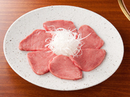 すみずみはすべて和牛黒たん使用