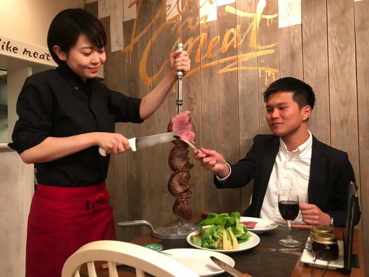 目の前でカットされるお肉にお客様は大喜び