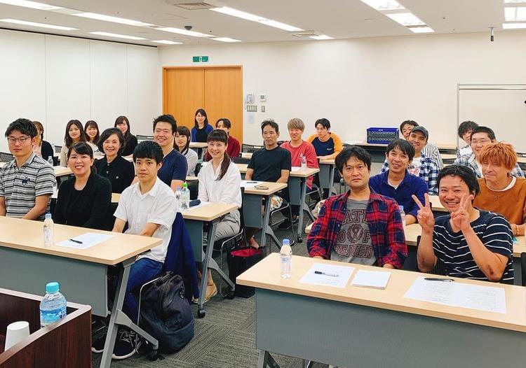 外部講師を招いて社内研修会で勉強中