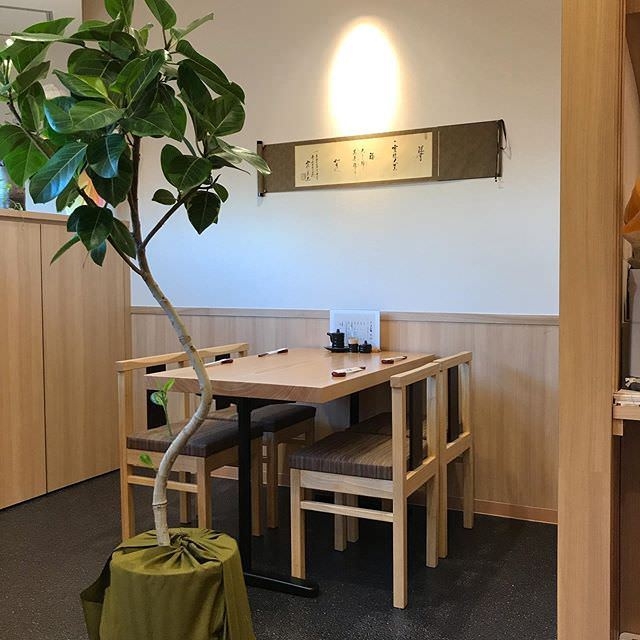 木の温もりが心地いい店内