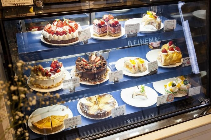 入り口のケーキショーケース
