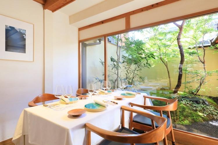 坪庭は溝口陽子さん作、当店の特等席です