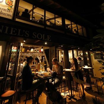 賑わう夜のバール席