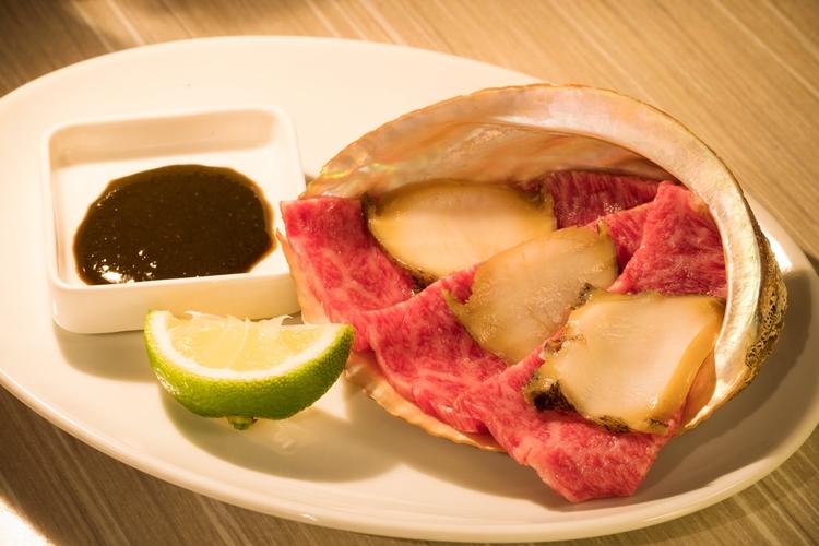 肉鮑。黒毛和牛と鮑を鮑肝しょうゆで