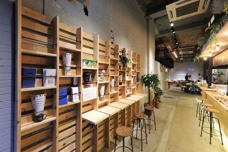 店内にある本棚