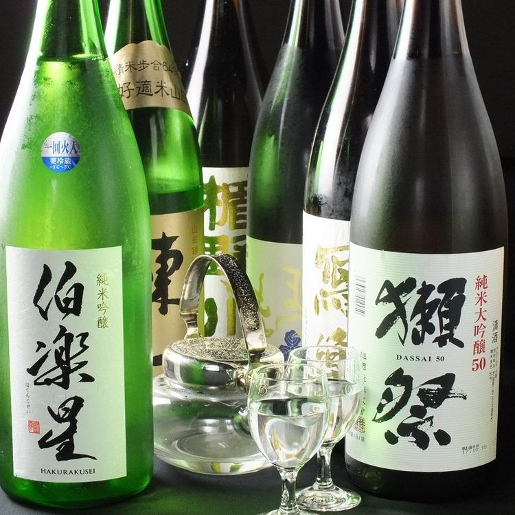 全国の日本酒も30種ご用意しています。