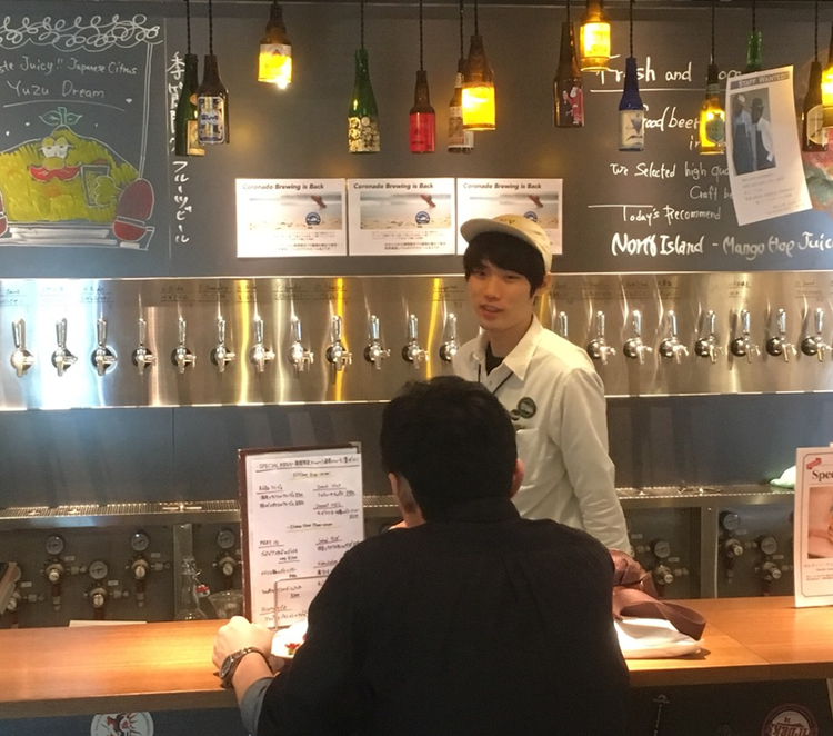 お客様に楽しんでもらえるよう、接客します