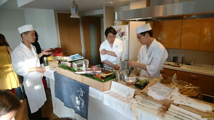 お客様の自宅で出張寿司パーティー