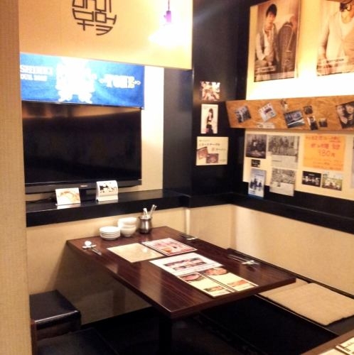 奥の席にはモニター完備!映像と韓国料理を