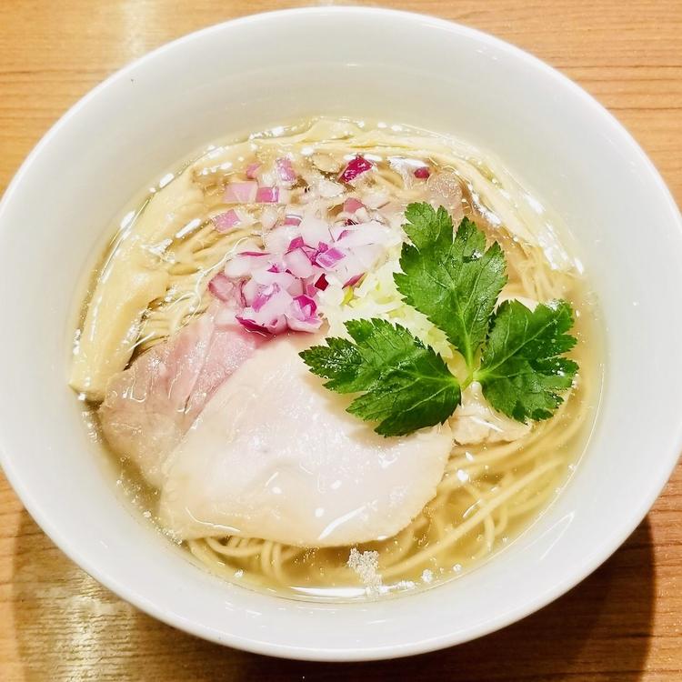 行列を呼ぶ話題のラーメン♪