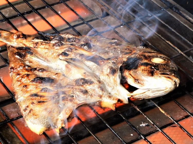 食をそそる炙り焼きの香り
