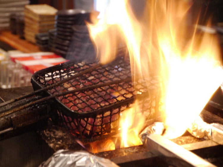 炭火で地鶏を焼き上げます