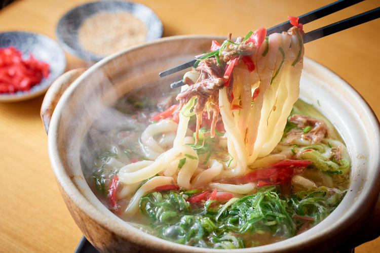 〆のテールうどんは丸ジンの代名詞!