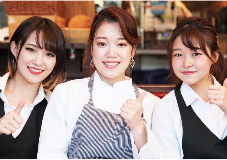 キッチンとホールの連携こそがお店の活気!