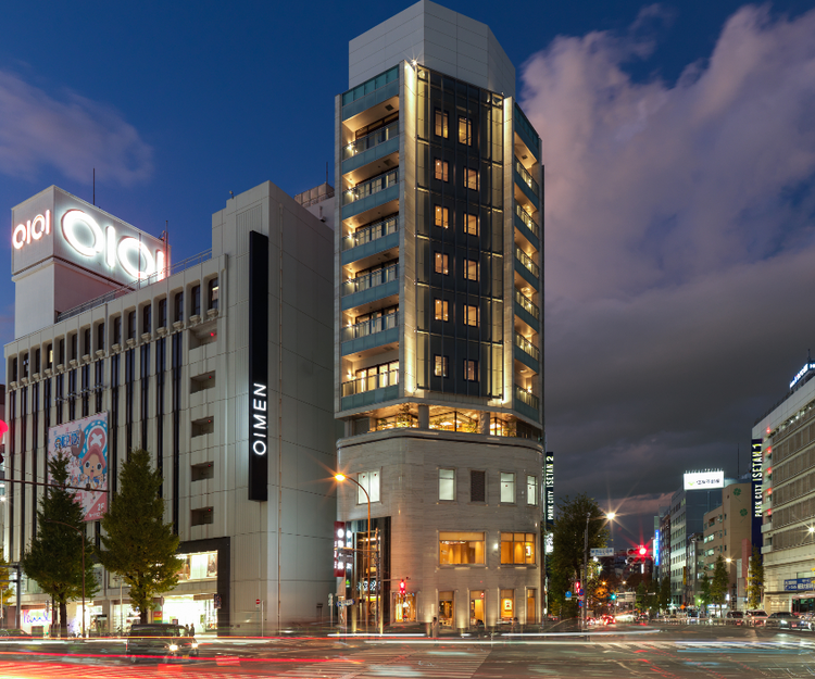 新宿5丁目交差点のすぐそばです。