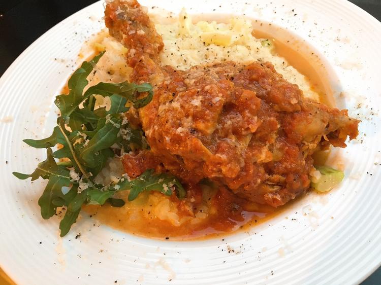 ボリュームある肉料理は人気のメニュー。