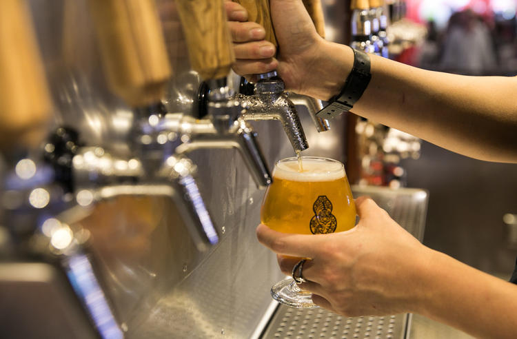 自社を含む様々な国内外のビールを選べます