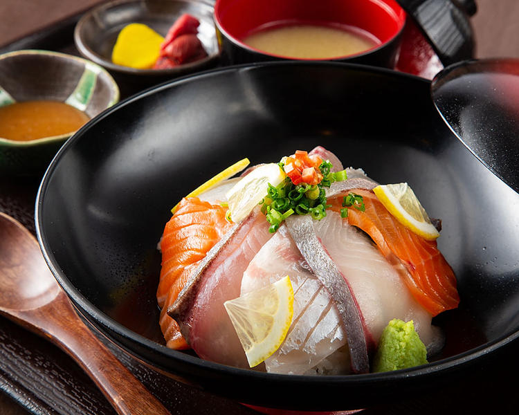ランチの海鮮丼は880円で大人気!