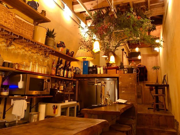店内はカウンターメインの落ち着いた空間