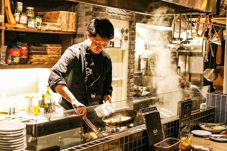 ライブ感のあるオープンキッチン