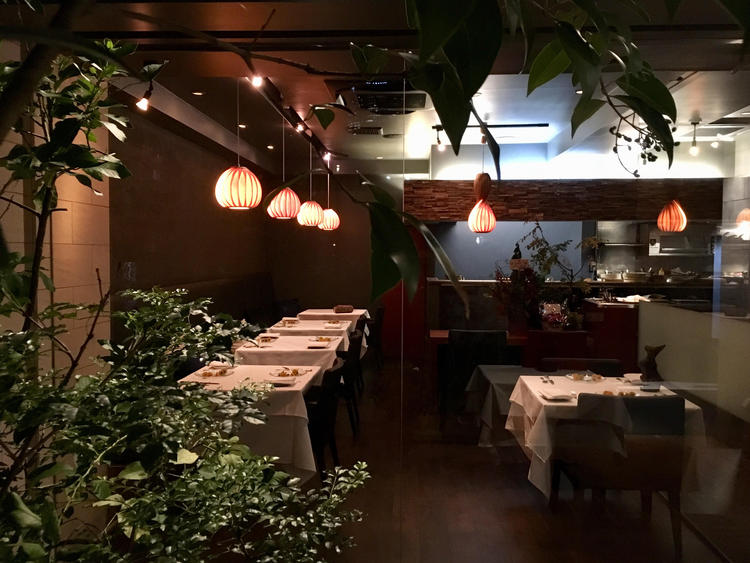 佇む小さなフランス料理店