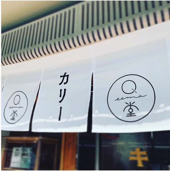 ロゴマークが可愛いお店の入り口ののれん