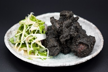 佐野市名物『黒唐揚げ』サイドメニューも◎