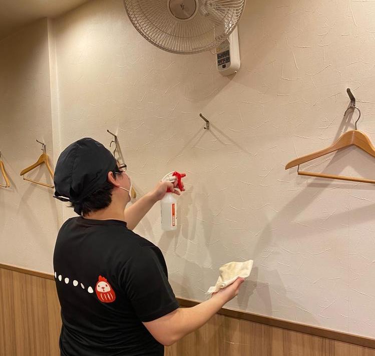 空き時間には、店内を綺麗に磨きます