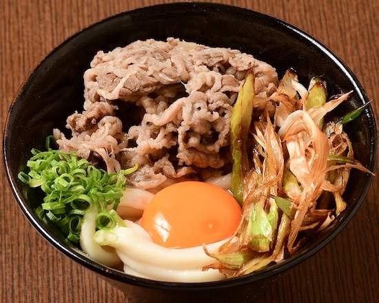一番人気の肉釜玉うどん!